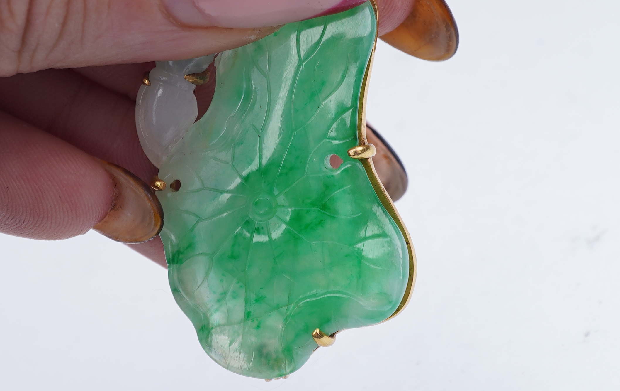 A gold and jadeite brooch